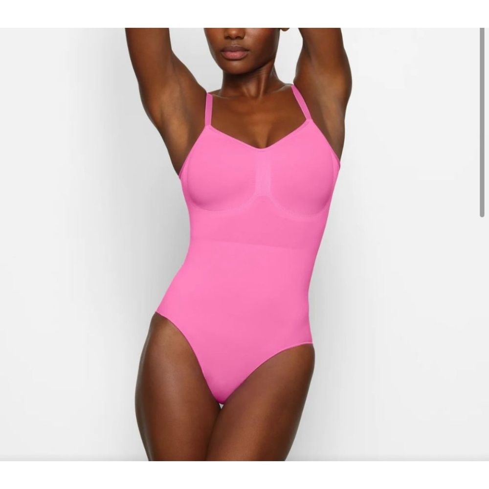 SKIMS SCULPTING BODYSUIT W SNAPS Neon Orchid  S/M New without box